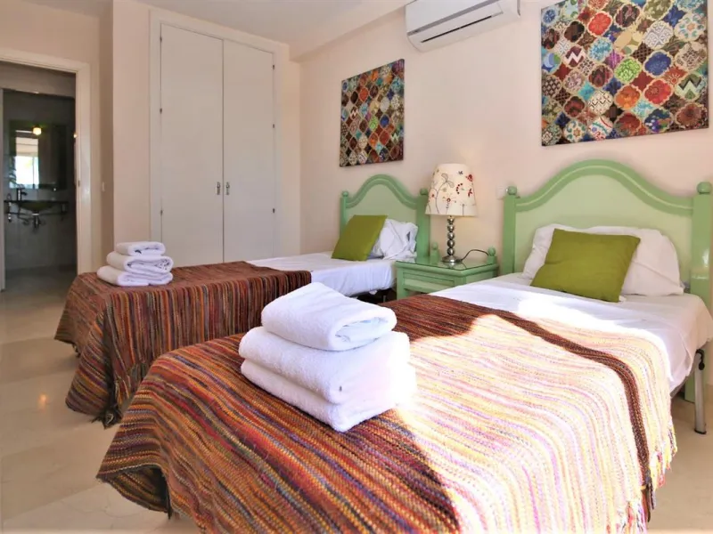 Apartment - Middle Floor Apartment в продаже в Estepona, Málaga. В доме 2 спален и 2 ванных комнат. Площадь дома 105 м². Площадь участка 105 м²