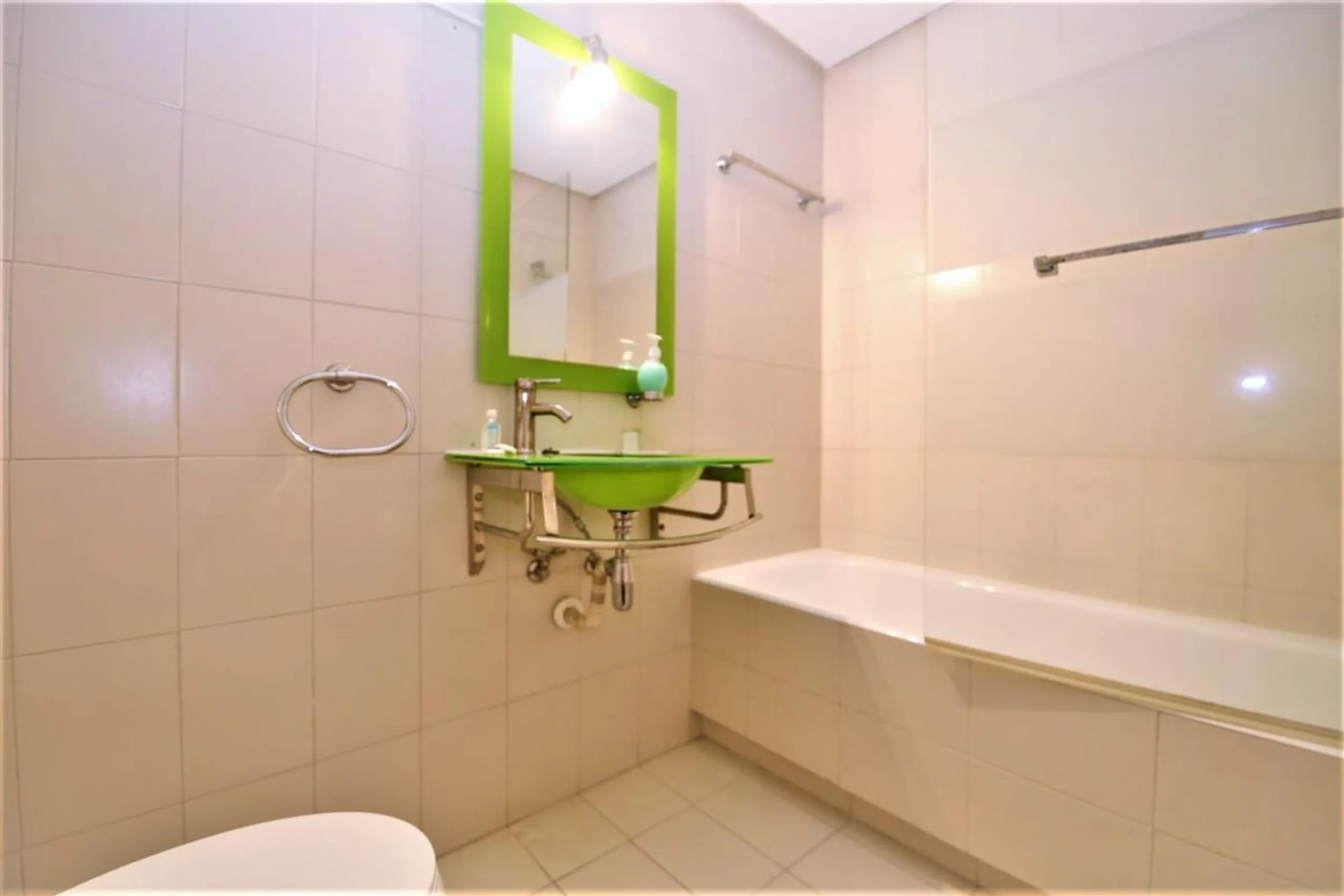 Apartment - Middle Floor Apartment в продаже в Estepona, Málaga. В доме 2 спален и 2 ванных комнат. Площадь дома 105 м². Площадь участка 105 м²