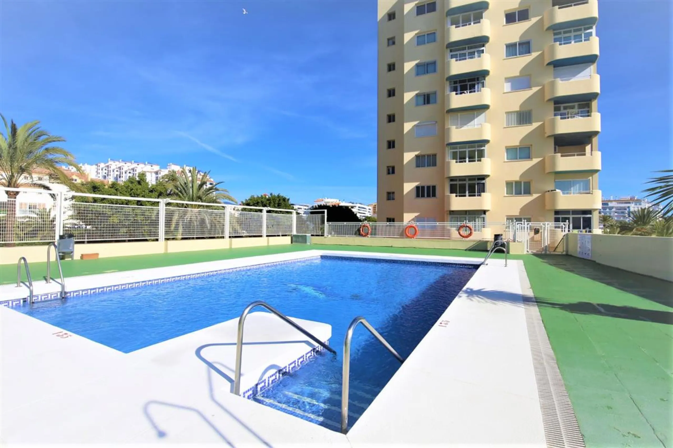 Apartment - Middle Floor Apartment в продаже в Estepona, Málaga. В доме 2 спален и 2 ванных комнат. Площадь дома 105 м². Площадь участка 105 м²