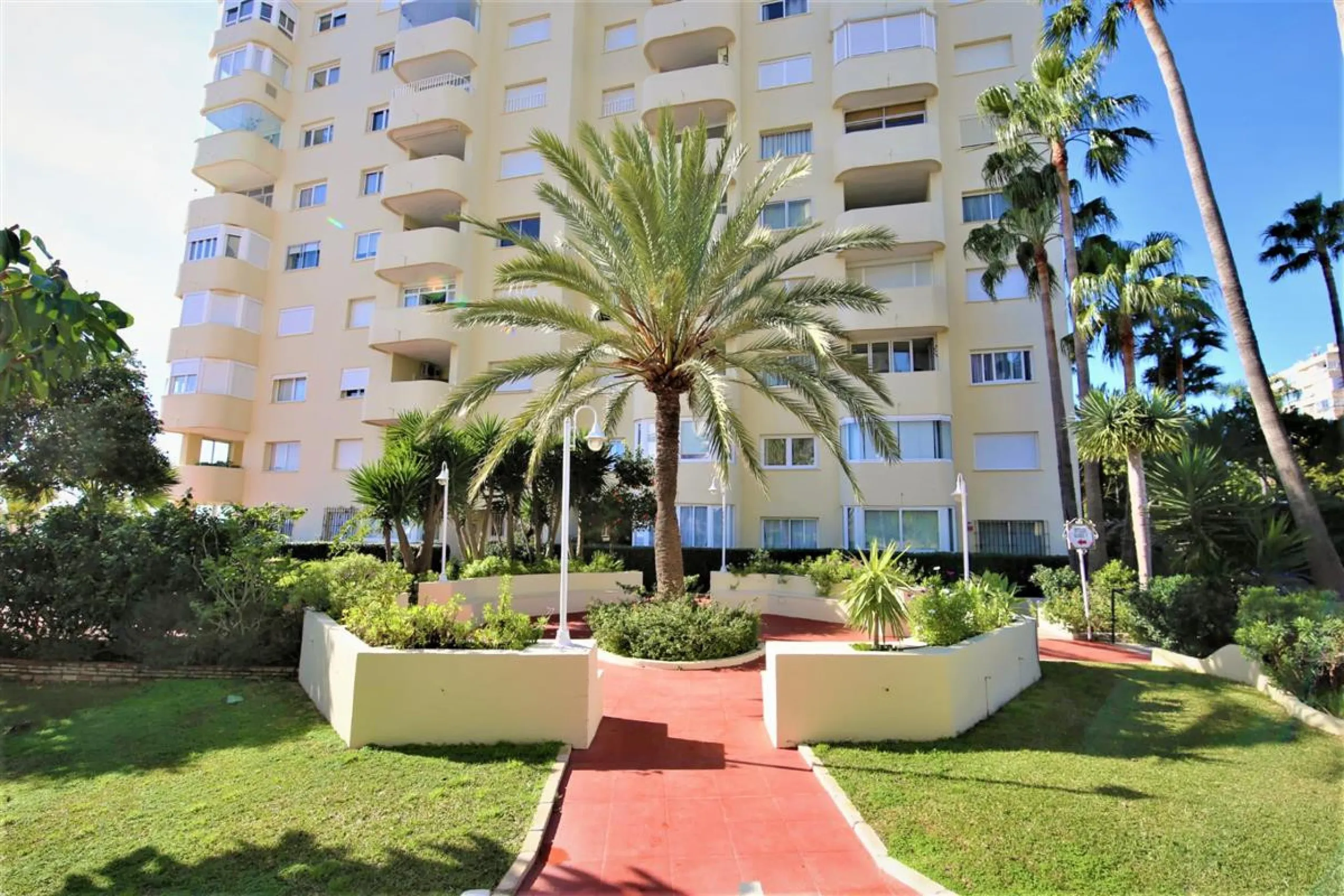 Apartment - Middle Floor Apartment в продаже в Estepona, Málaga. В доме 2 спален и 2 ванных комнат. Площадь дома 105 м². Площадь участка 105 м²