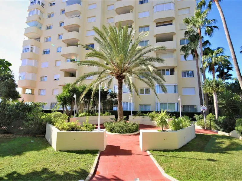 Apartment - Middle Floor Apartment в продаже в Estepona, Málaga. В доме 2 спален и 2 ванных комнат. Площадь дома 105 м². Площадь участка 105 м²