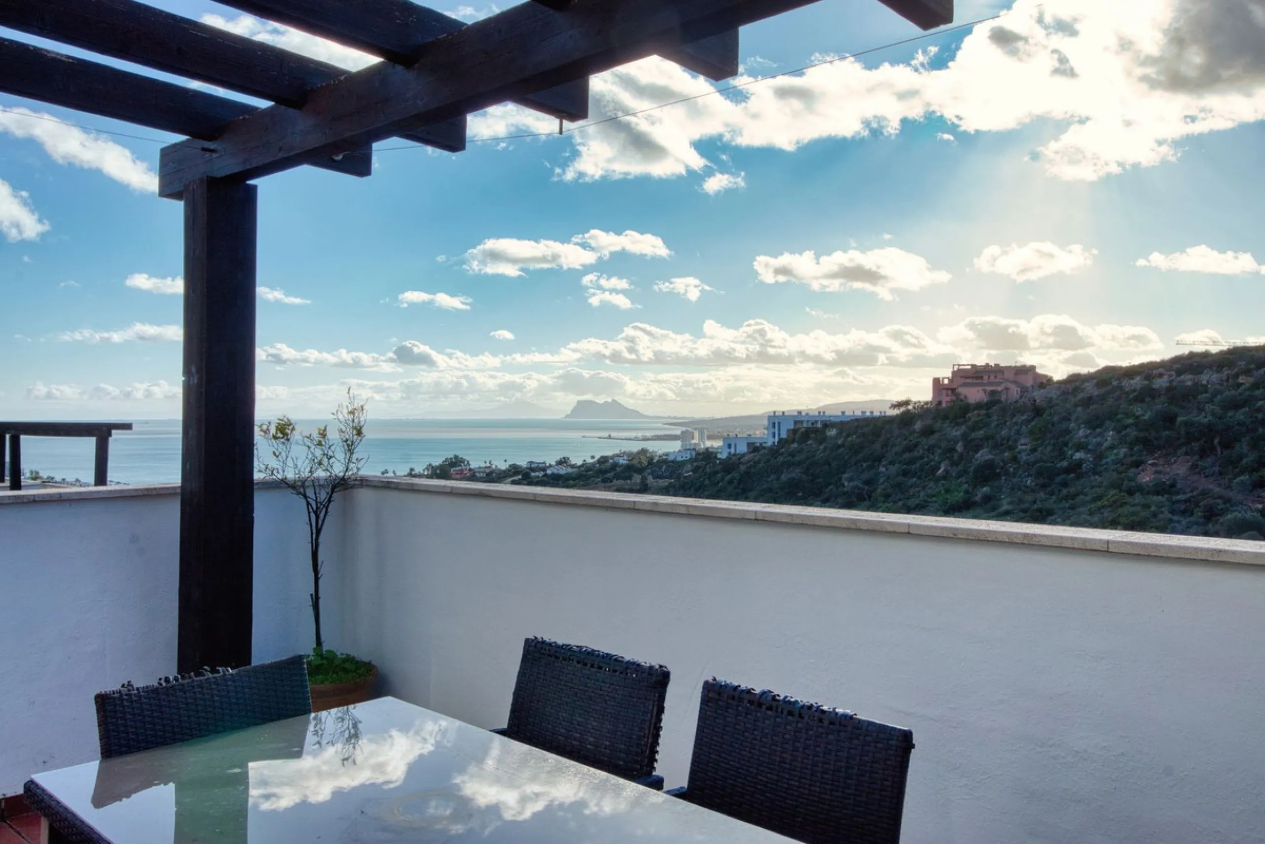Spacious 3-bedroom top-floor apartment with stunning sea views!