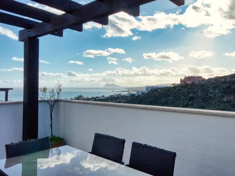 Spacious 3-bedroom top-floor apartment with stunning sea views!