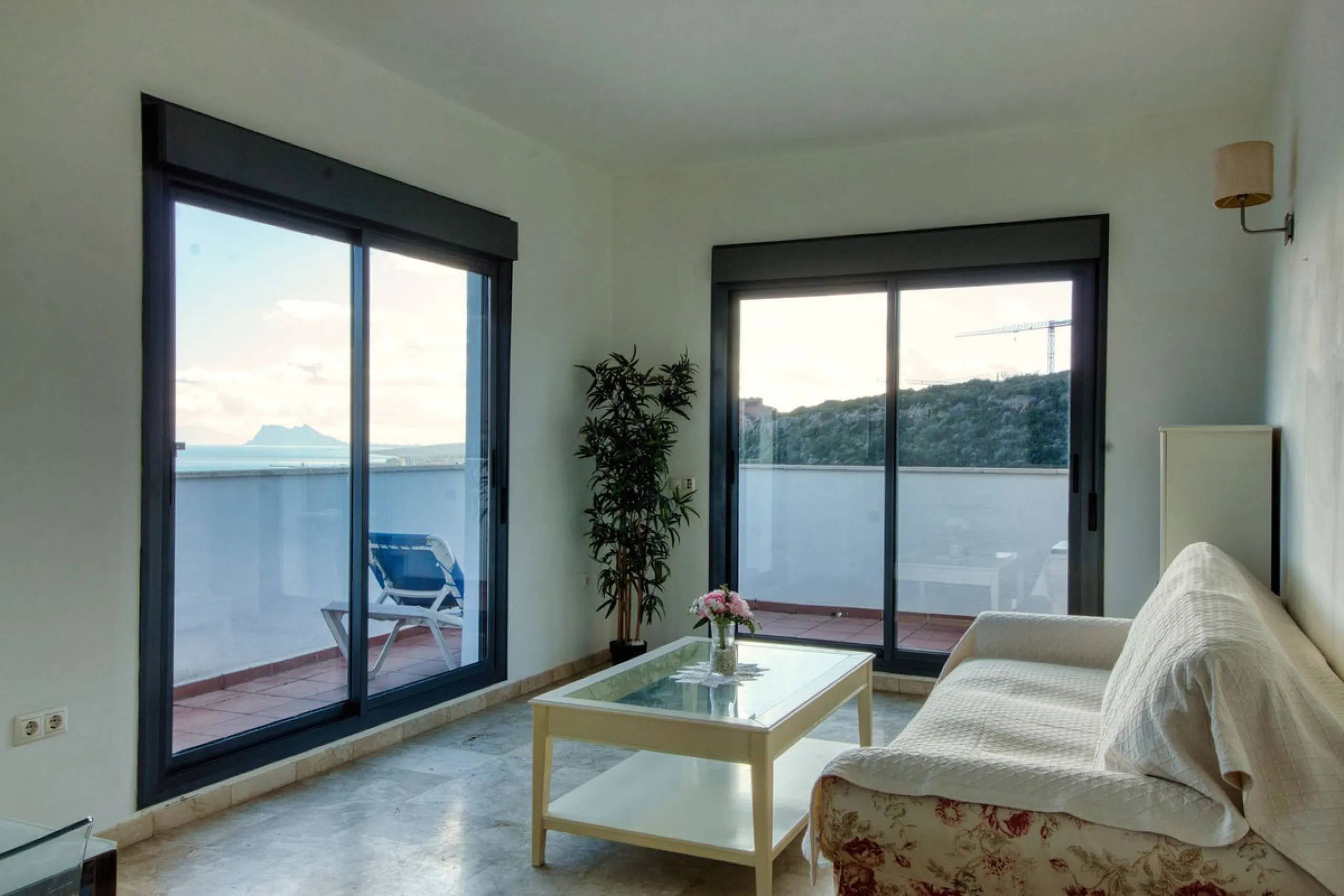 Spacious 3-bedroom top-floor apartment with stunning sea views!
