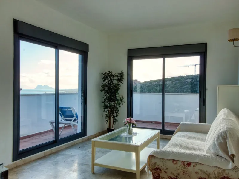 Spacious 3-bedroom top-floor apartment with stunning sea views!