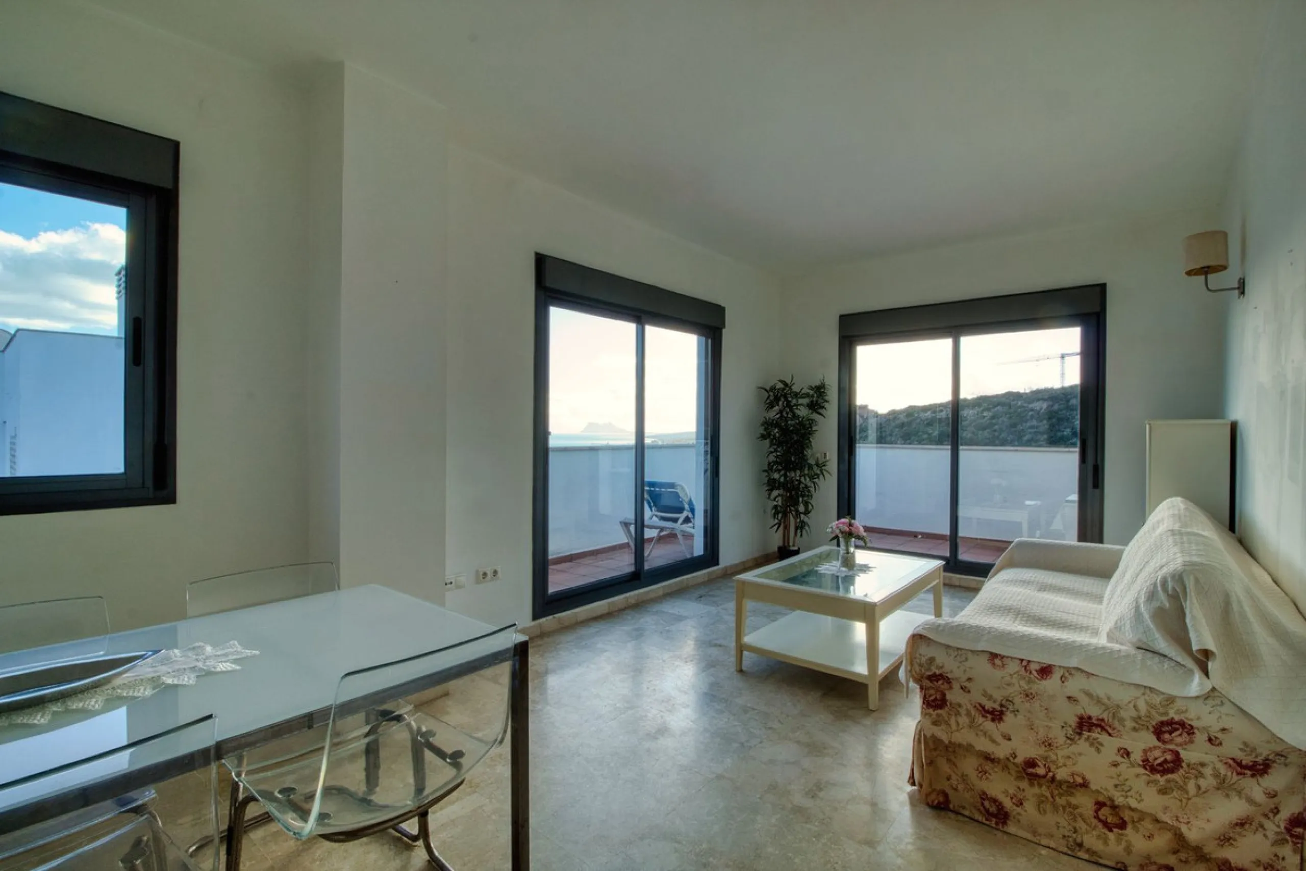 Spacious 3-bedroom top-floor apartment with stunning sea views!
