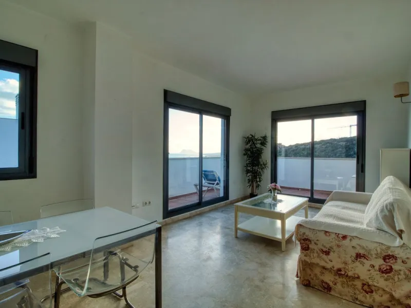 Spacious 3-bedroom top-floor apartment with stunning sea views!