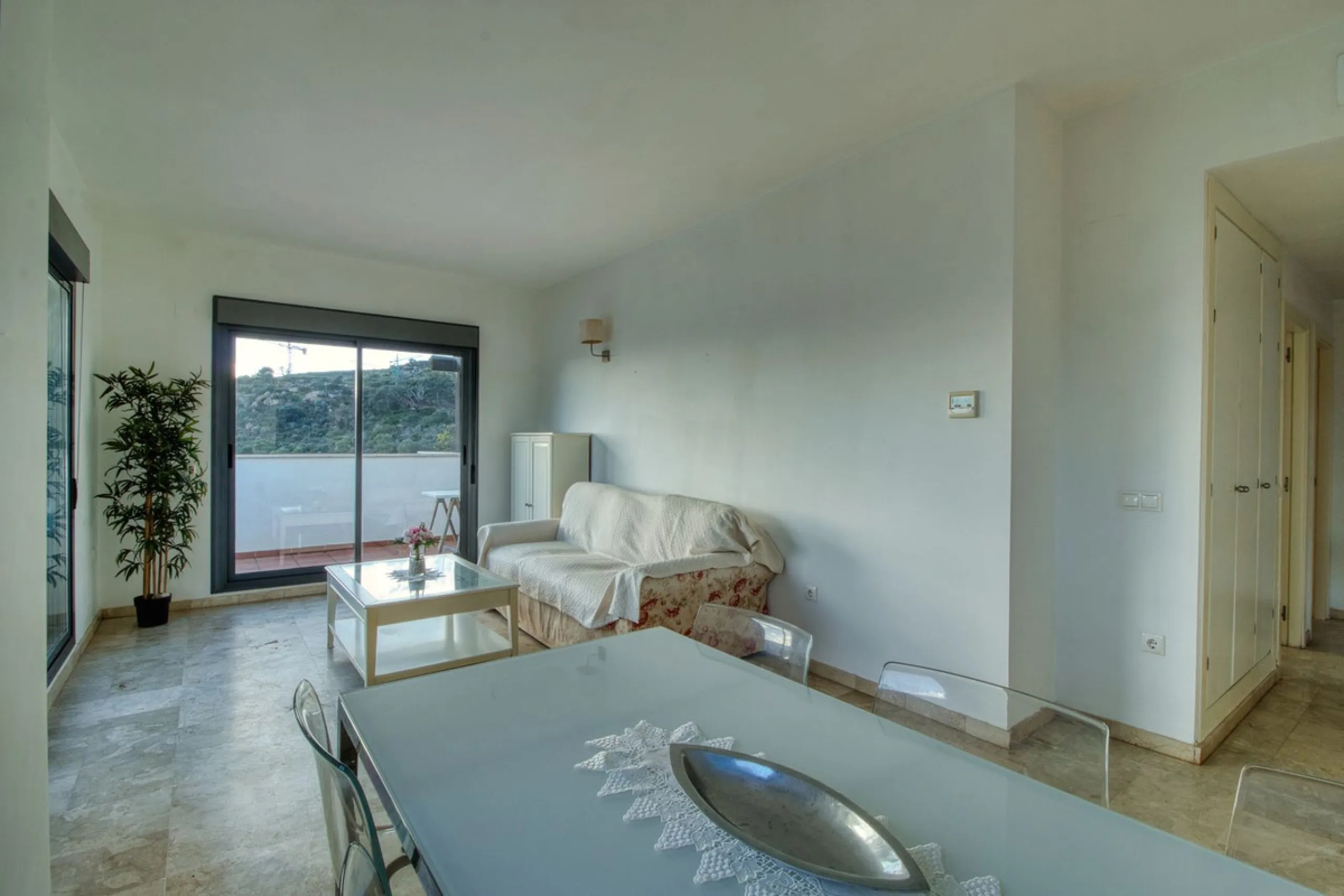 Spacious 3-bedroom top-floor apartment with stunning sea views!