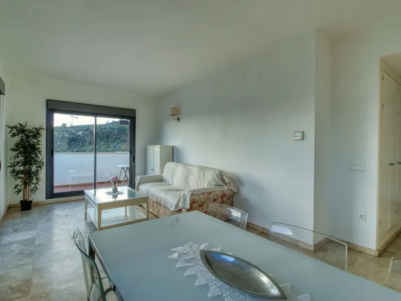 Spacious 3-bedroom top-floor apartment with stunning sea views!