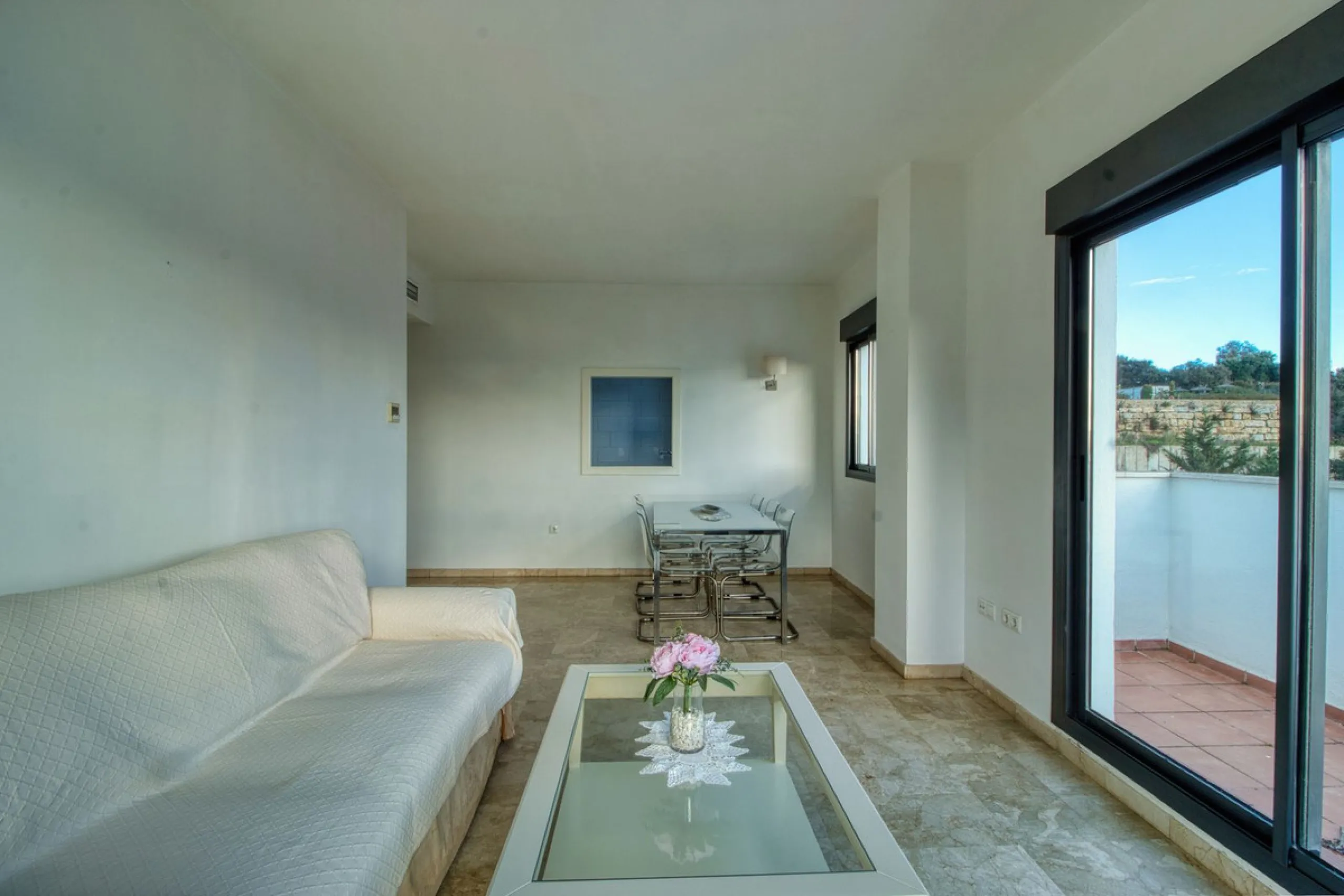 Spacious 3-bedroom top-floor apartment with stunning sea views!
