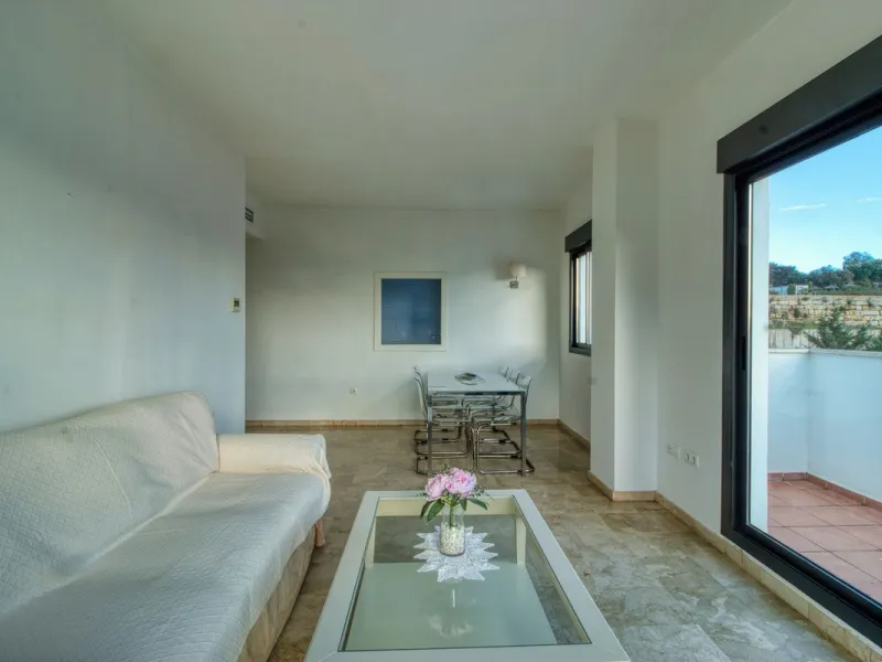 Spacious 3-bedroom top-floor apartment with stunning sea views!