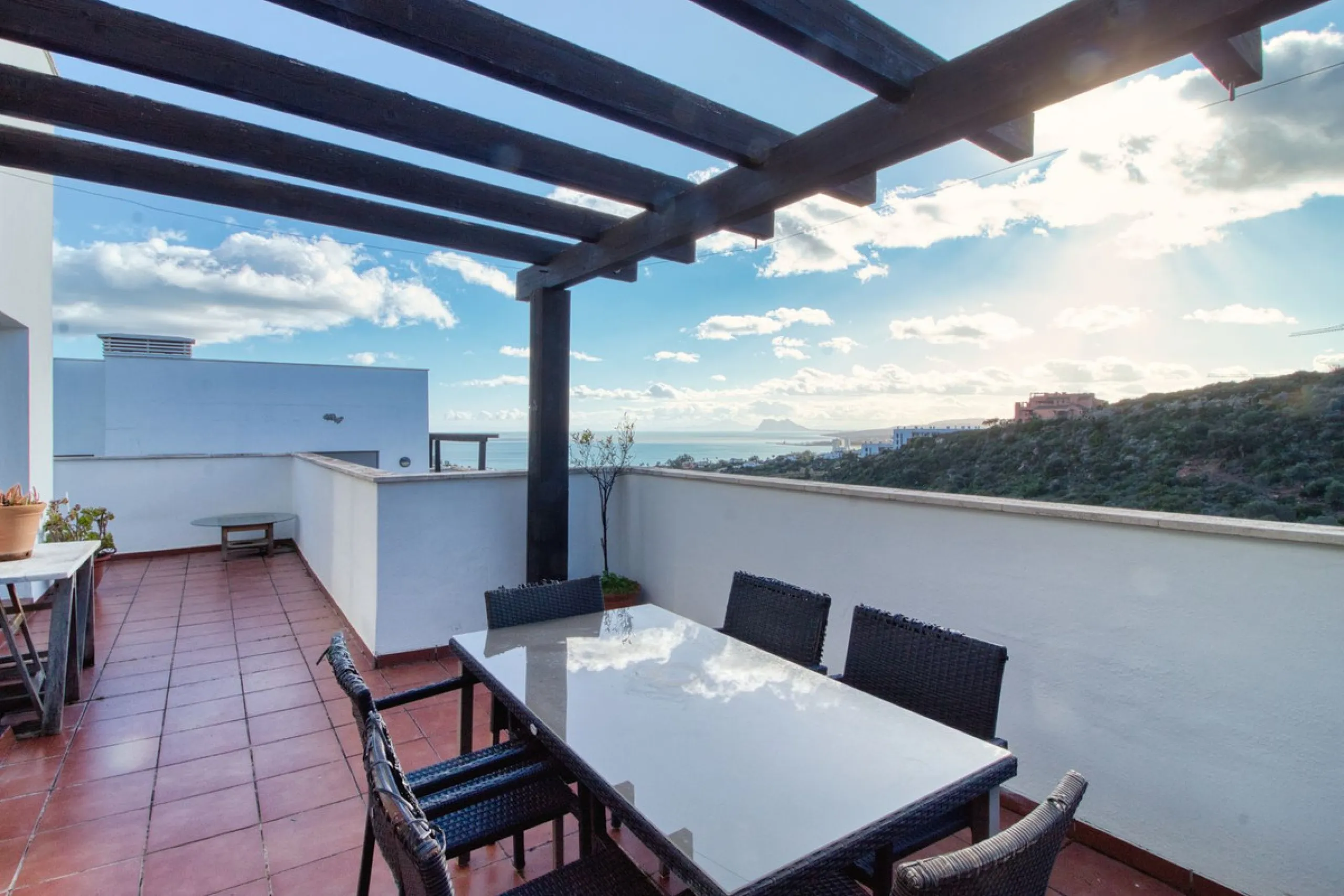 Spacious 3-bedroom top-floor apartment with stunning sea views!