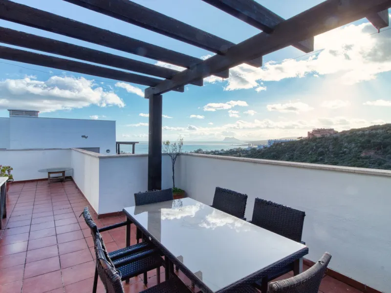 Spacious 3-bedroom top-floor apartment with stunning sea views!