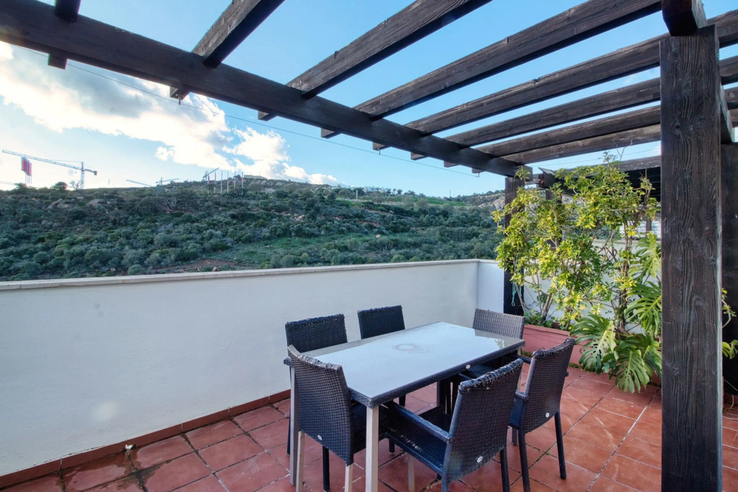 Spacious 3-bedroom top-floor apartment with stunning sea views!
