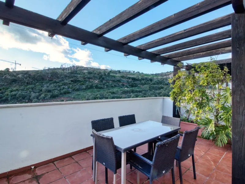 Spacious 3-bedroom top-floor apartment with stunning sea views!