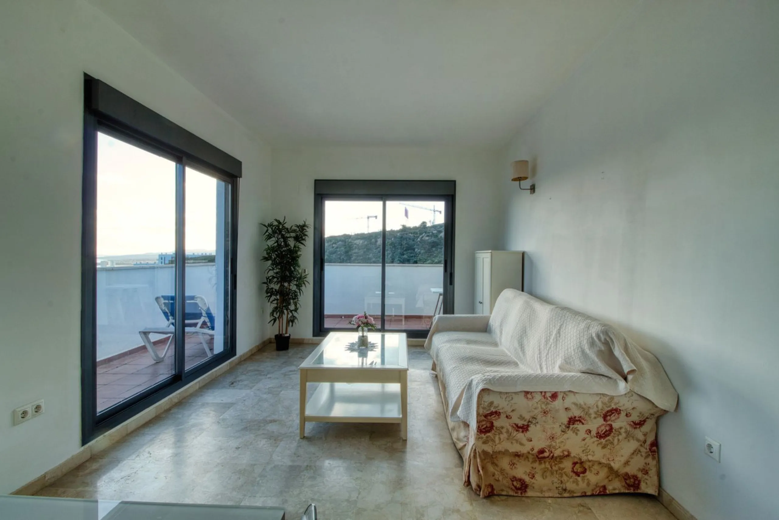 Spacious 3-bedroom top-floor apartment with stunning sea views!