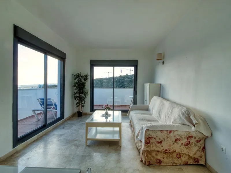 Spacious 3-bedroom top-floor apartment with stunning sea views!