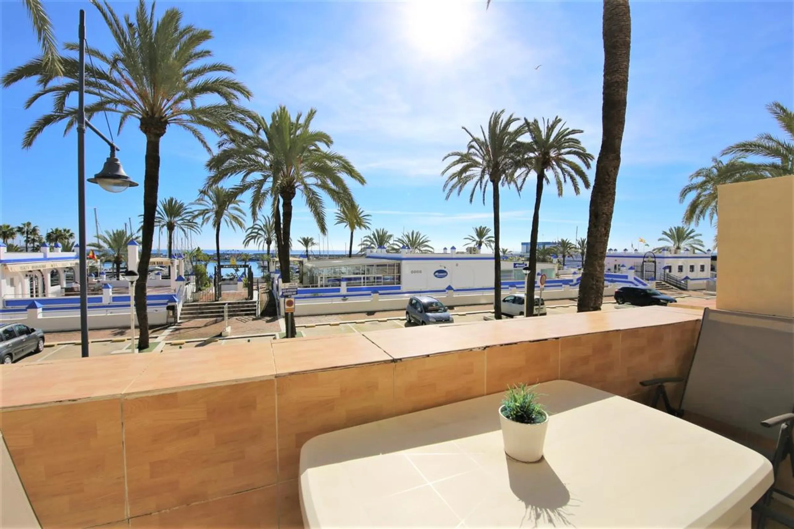 Apartment - Middle Floor Apartment в продаже в Estepona, Málaga. В доме 2 спален и 2 ванных комнат. Площадь дома 105 м². Площадь участка 105 м²