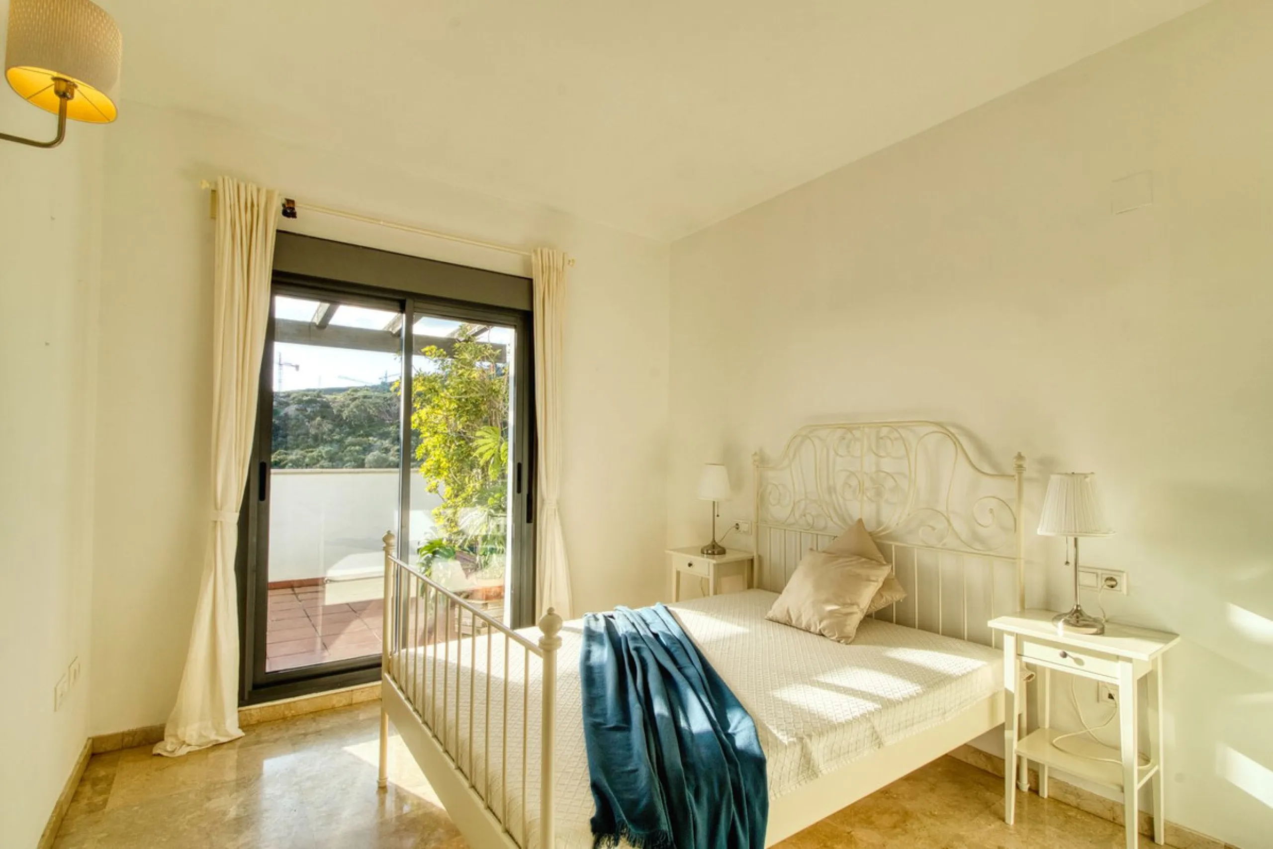 Spacious 3-bedroom top-floor apartment with stunning sea views!