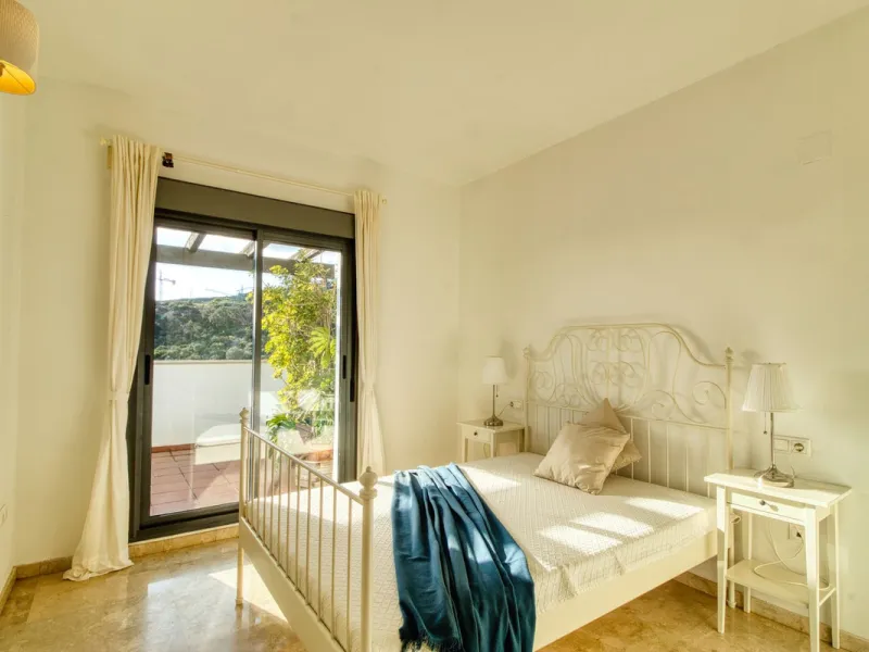 Spacious 3-bedroom top-floor apartment with stunning sea views!
