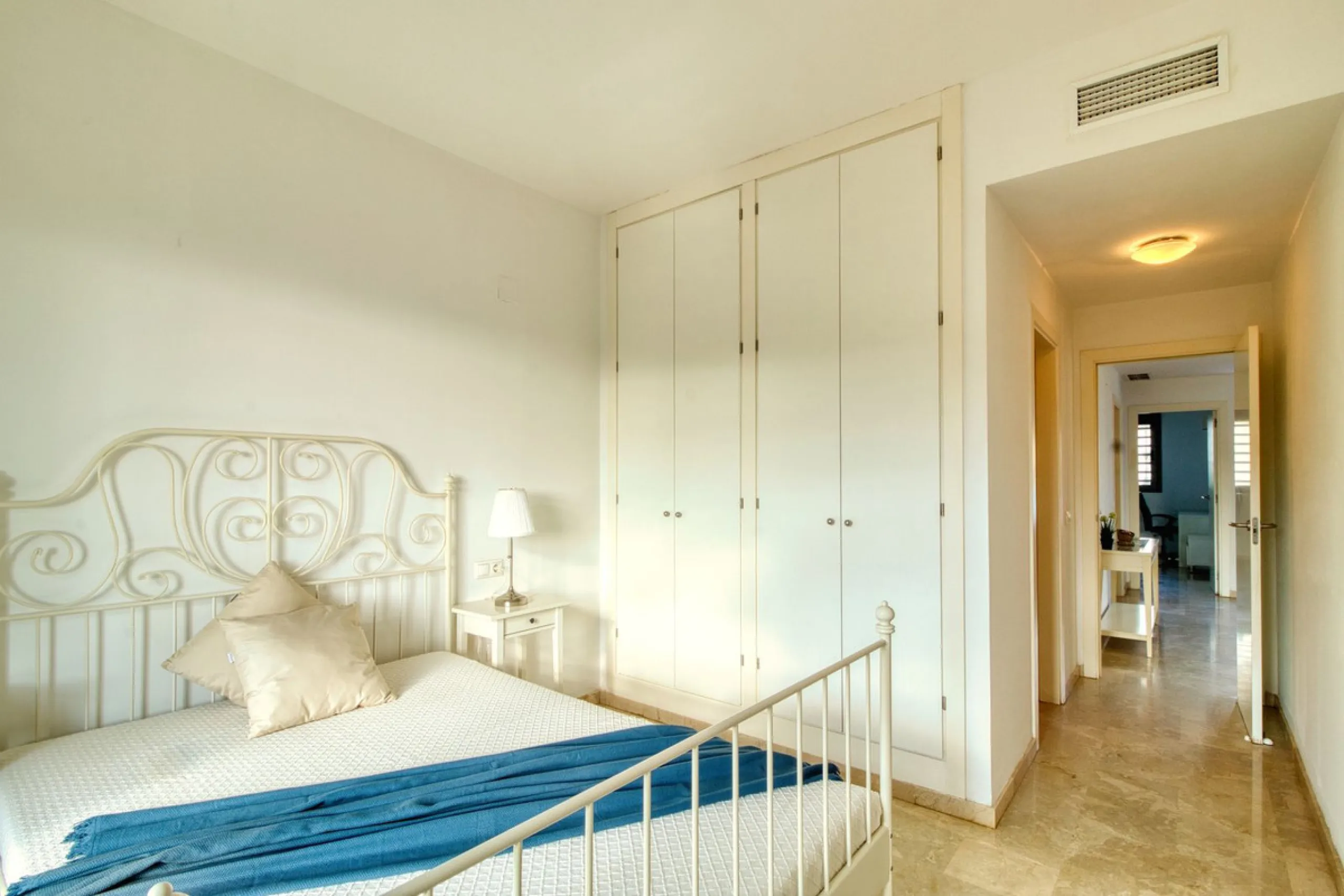 Spacious 3-bedroom top-floor apartment with stunning sea views!