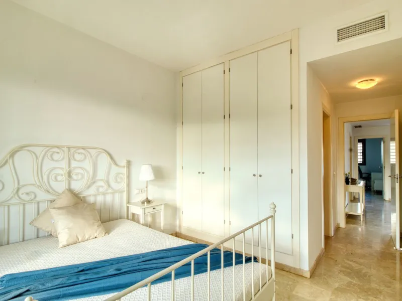 Spacious 3-bedroom top-floor apartment with stunning sea views!