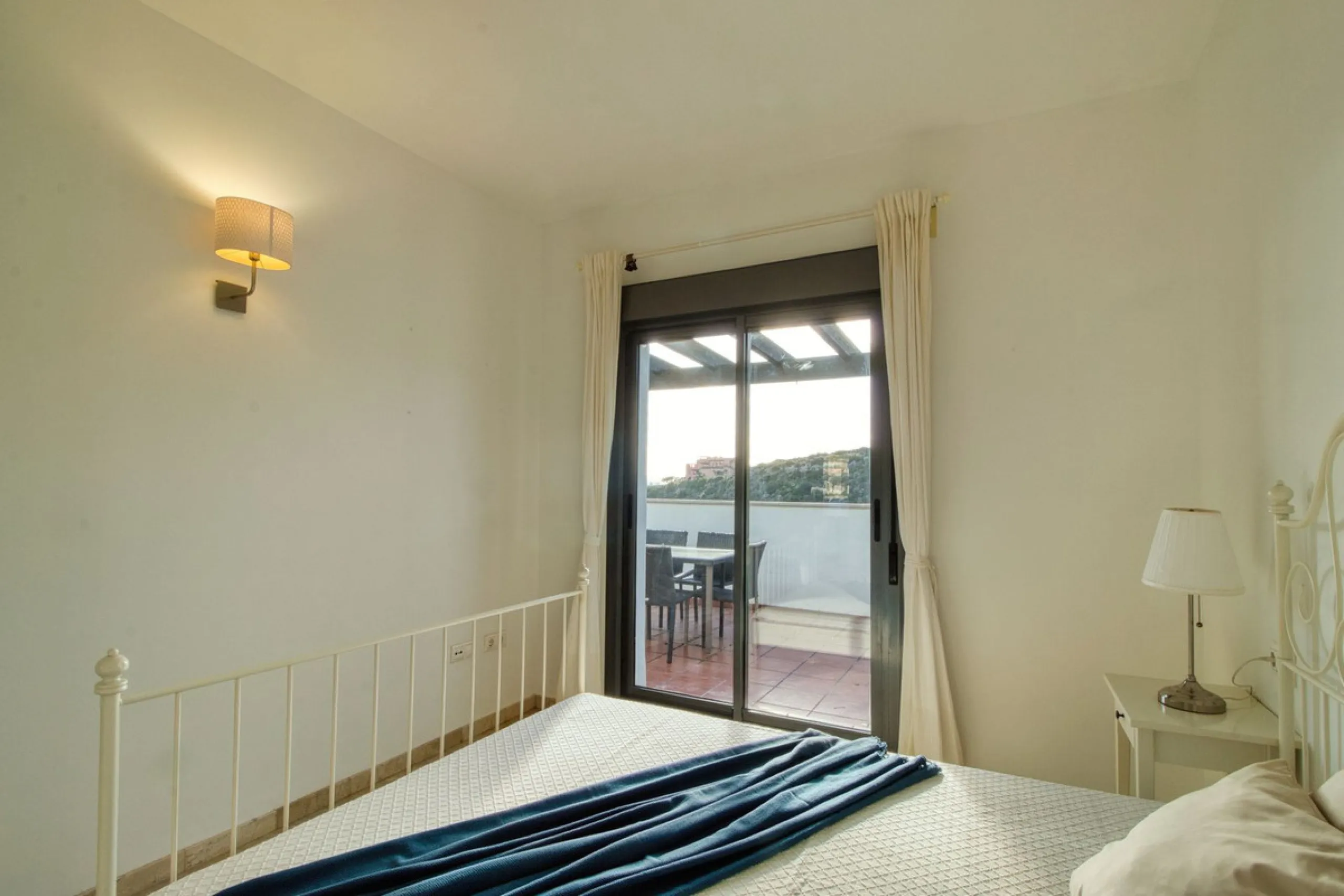Spacious 3-bedroom top-floor apartment with stunning sea views!