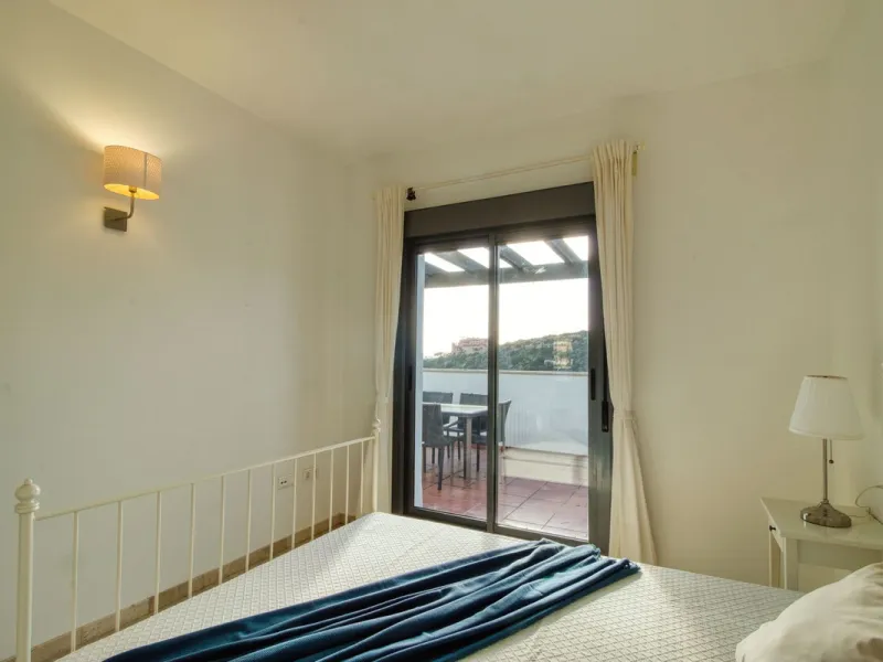 Spacious 3-bedroom top-floor apartment with stunning sea views!