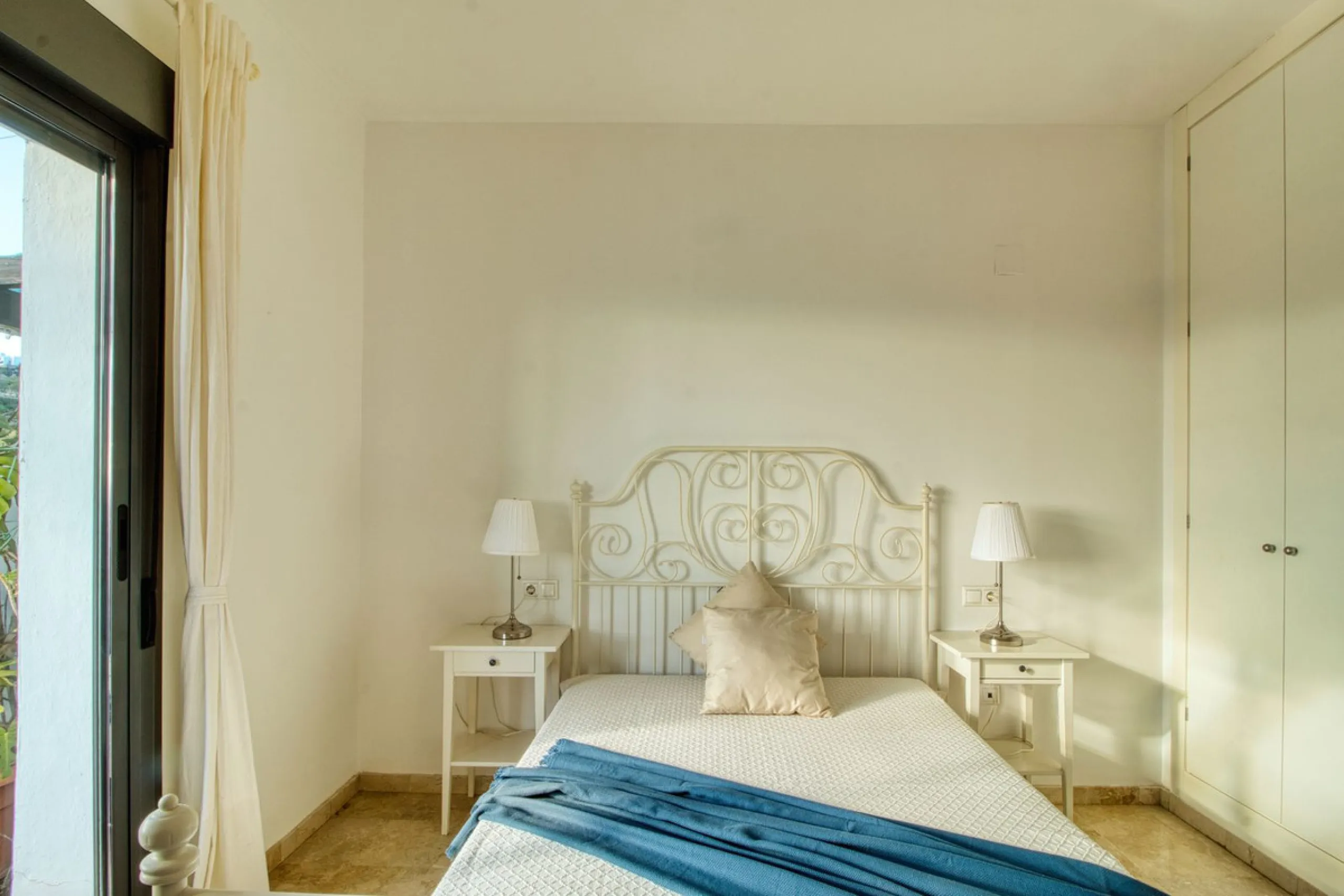 Spacious 3-bedroom top-floor apartment with stunning sea views!