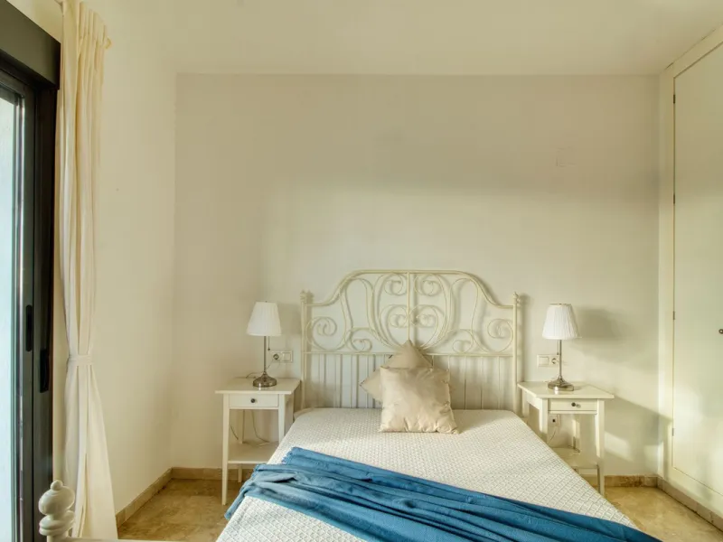 Spacious 3-bedroom top-floor apartment with stunning sea views!