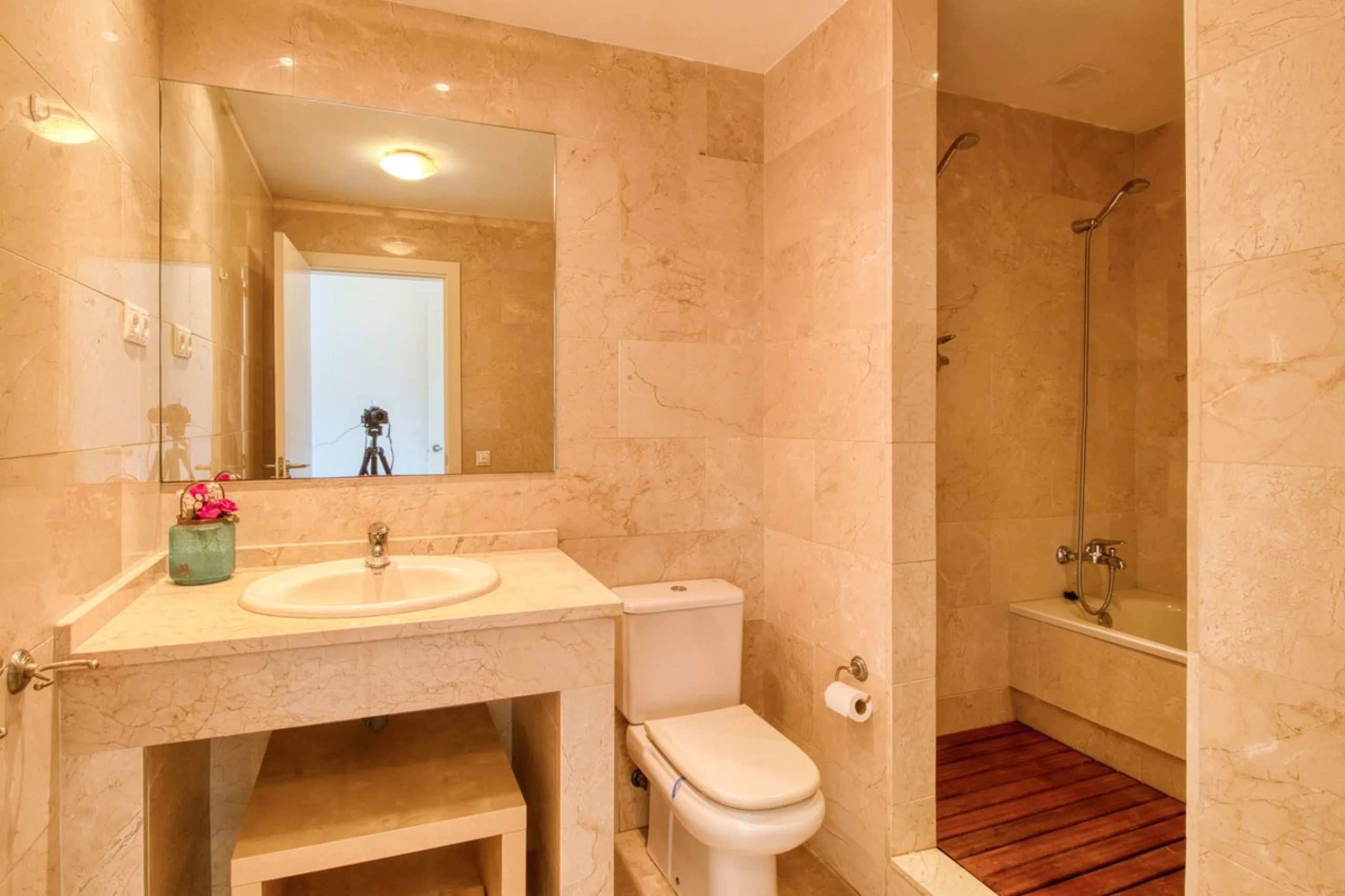 Spacious 3-bedroom top-floor apartment with stunning sea views!