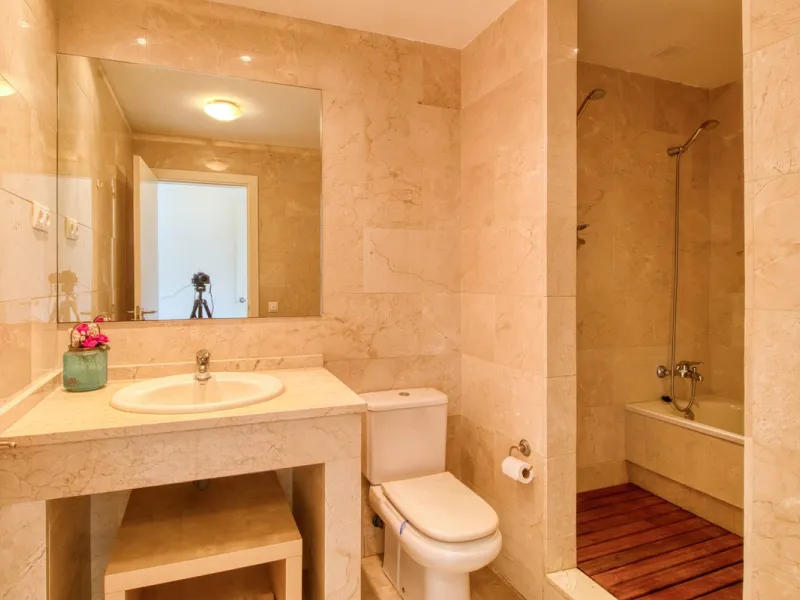 Spacious 3-bedroom top-floor apartment with stunning sea views!