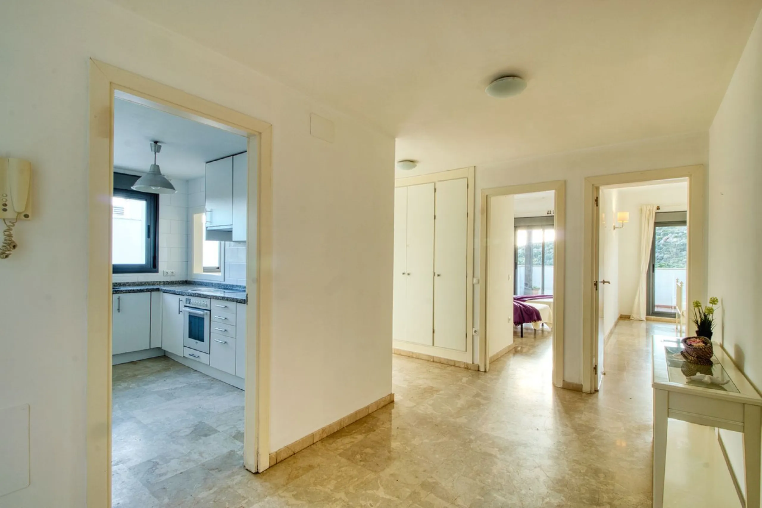 Spacious 3-bedroom top-floor apartment with stunning sea views!