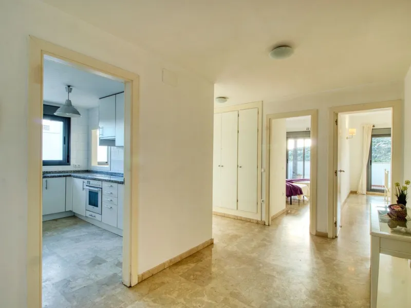 Spacious 3-bedroom top-floor apartment with stunning sea views!