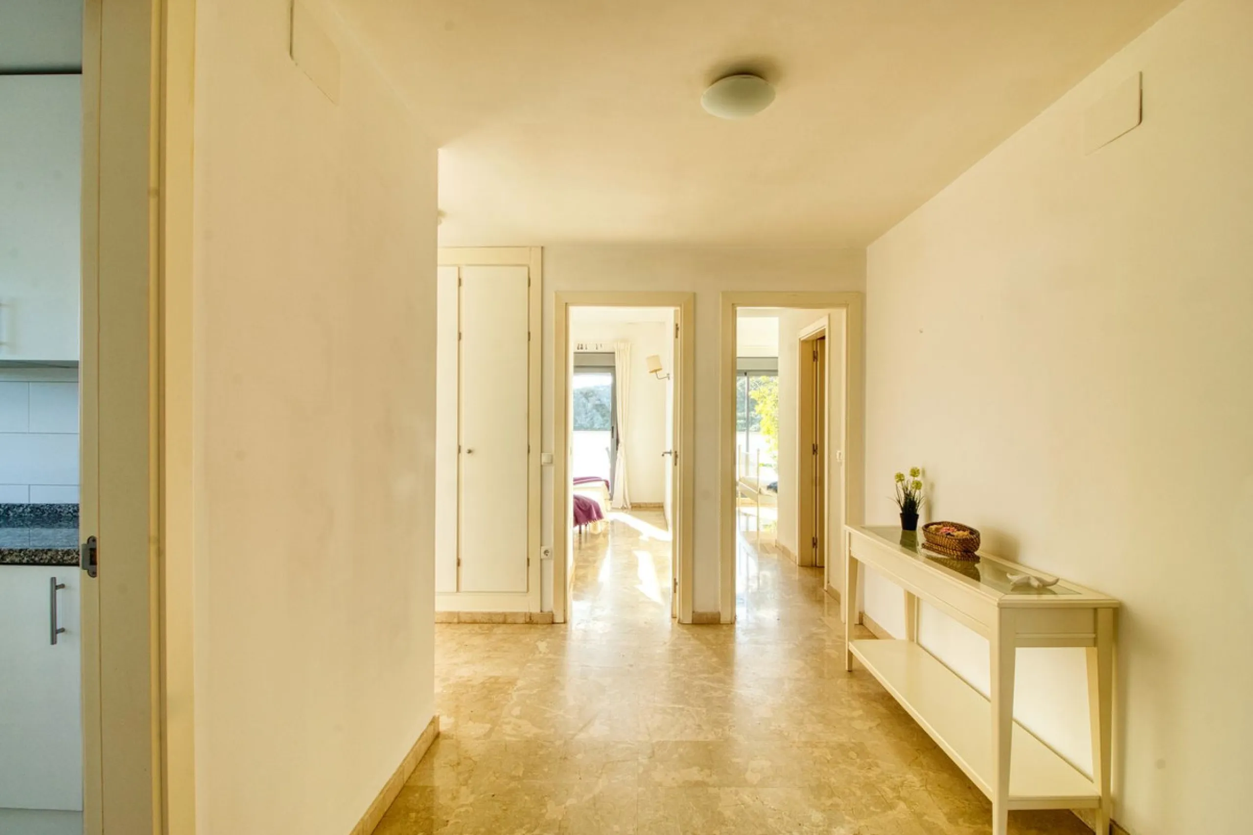 Spacious 3-bedroom top-floor apartment with stunning sea views!