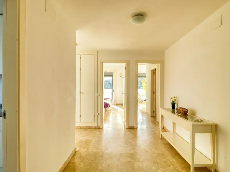 Spacious 3-bedroom top-floor apartment with stunning sea views!