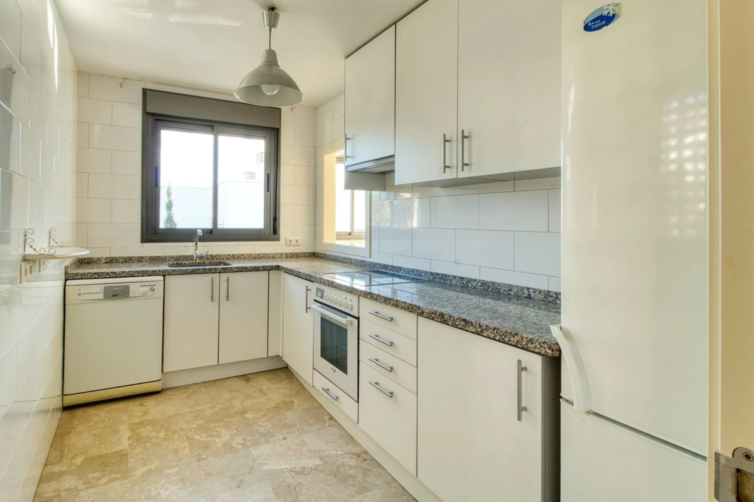 Spacious 3-bedroom top-floor apartment with stunning sea views!