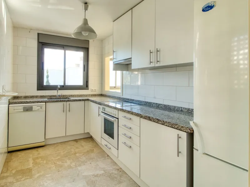 Spacious 3-bedroom top-floor apartment with stunning sea views!