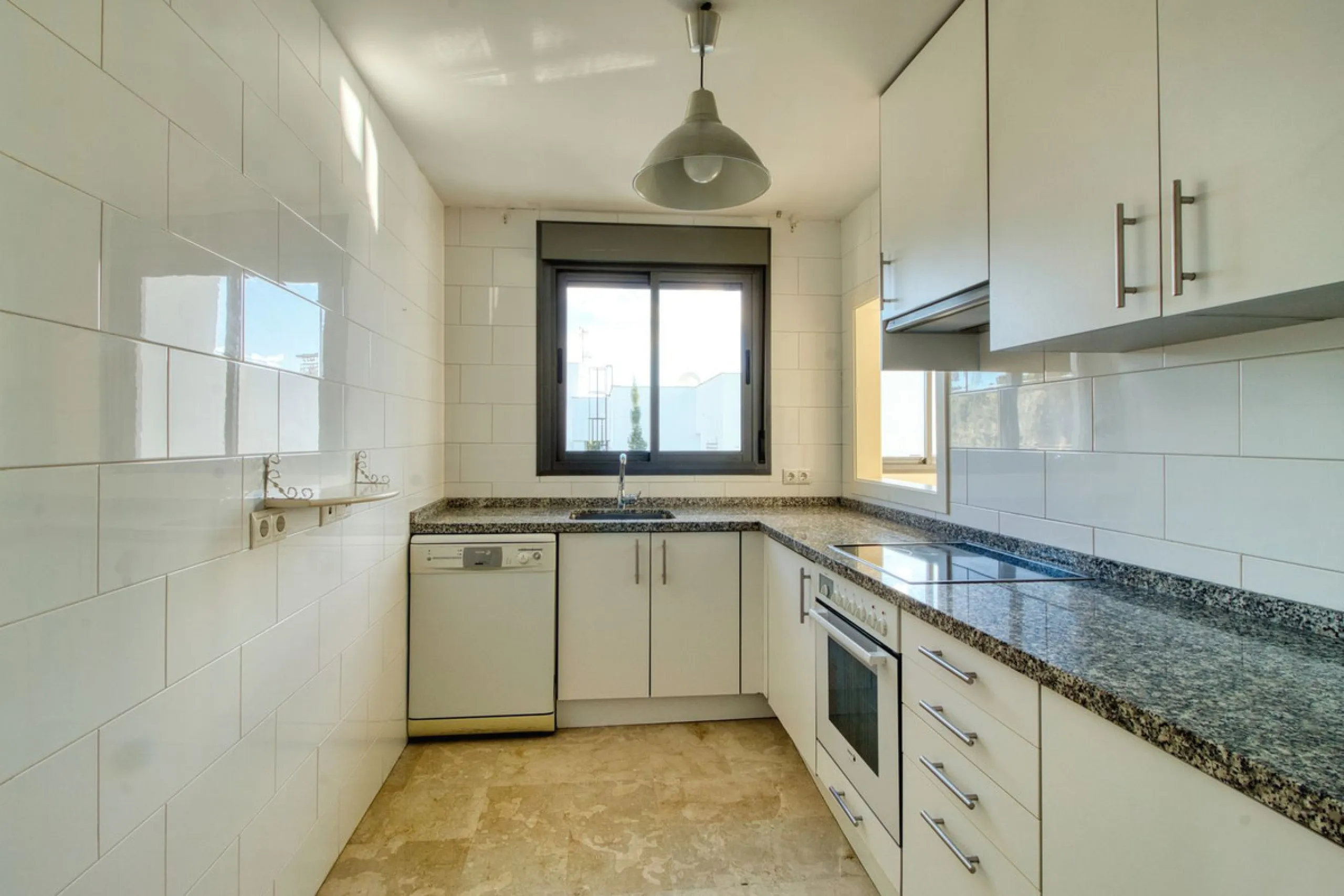Spacious 3-bedroom top-floor apartment with stunning sea views!