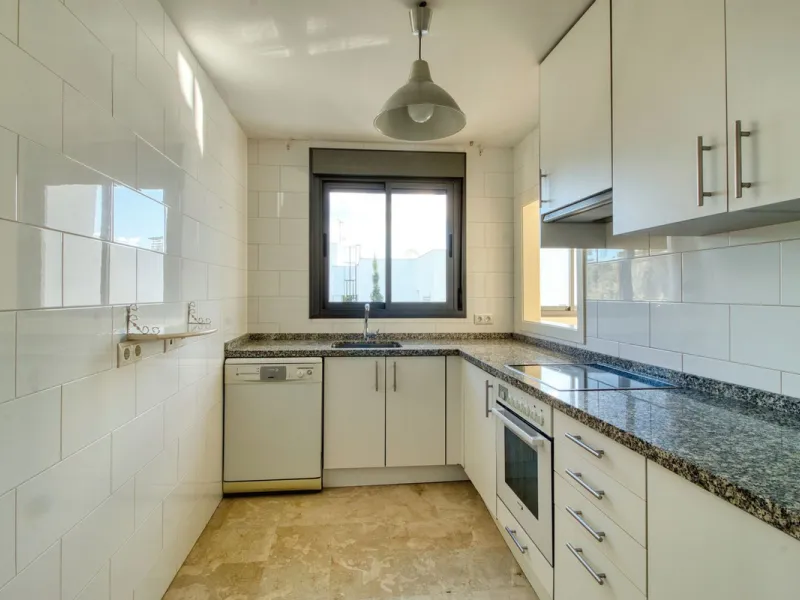 Spacious 3-bedroom top-floor apartment with stunning sea views!