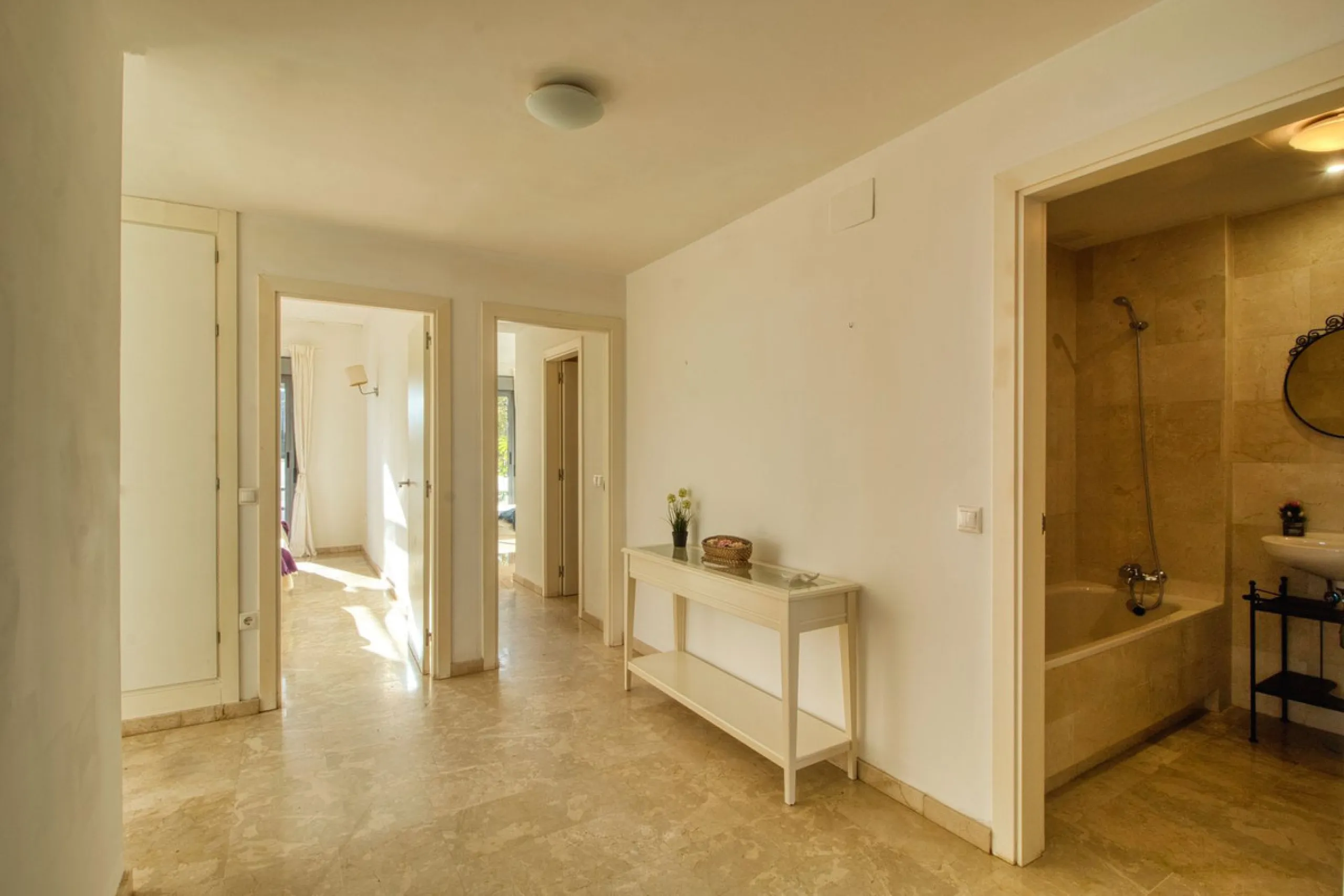 Spacious 3-bedroom top-floor apartment with stunning sea views!