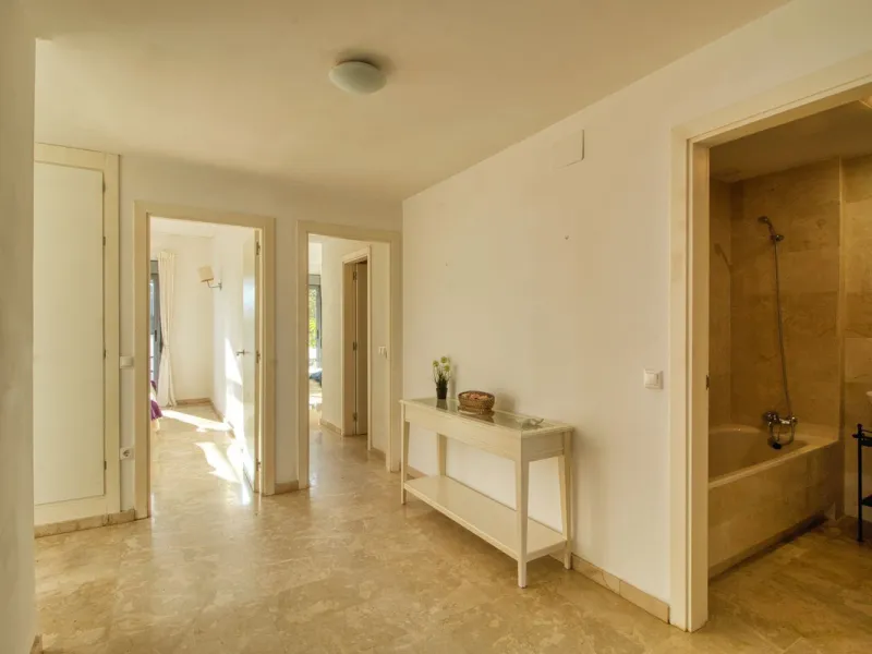Spacious 3-bedroom top-floor apartment with stunning sea views!
