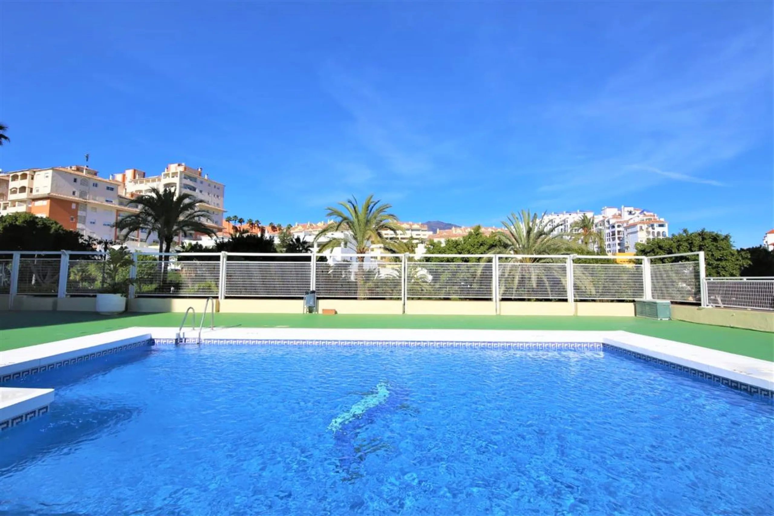 Apartment - Middle Floor Apartment в продаже в Estepona, Málaga. В доме 2 спален и 2 ванных комнат. Площадь дома 105 м². Площадь участка 105 м²