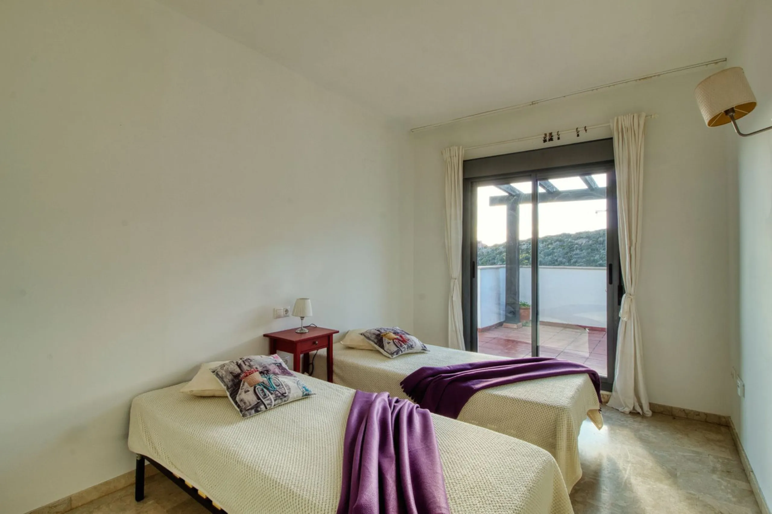 Spacious 3-bedroom top-floor apartment with stunning sea views!