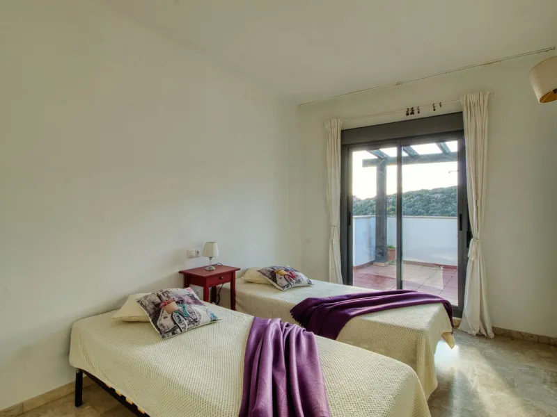 Spacious 3-bedroom top-floor apartment with stunning sea views!