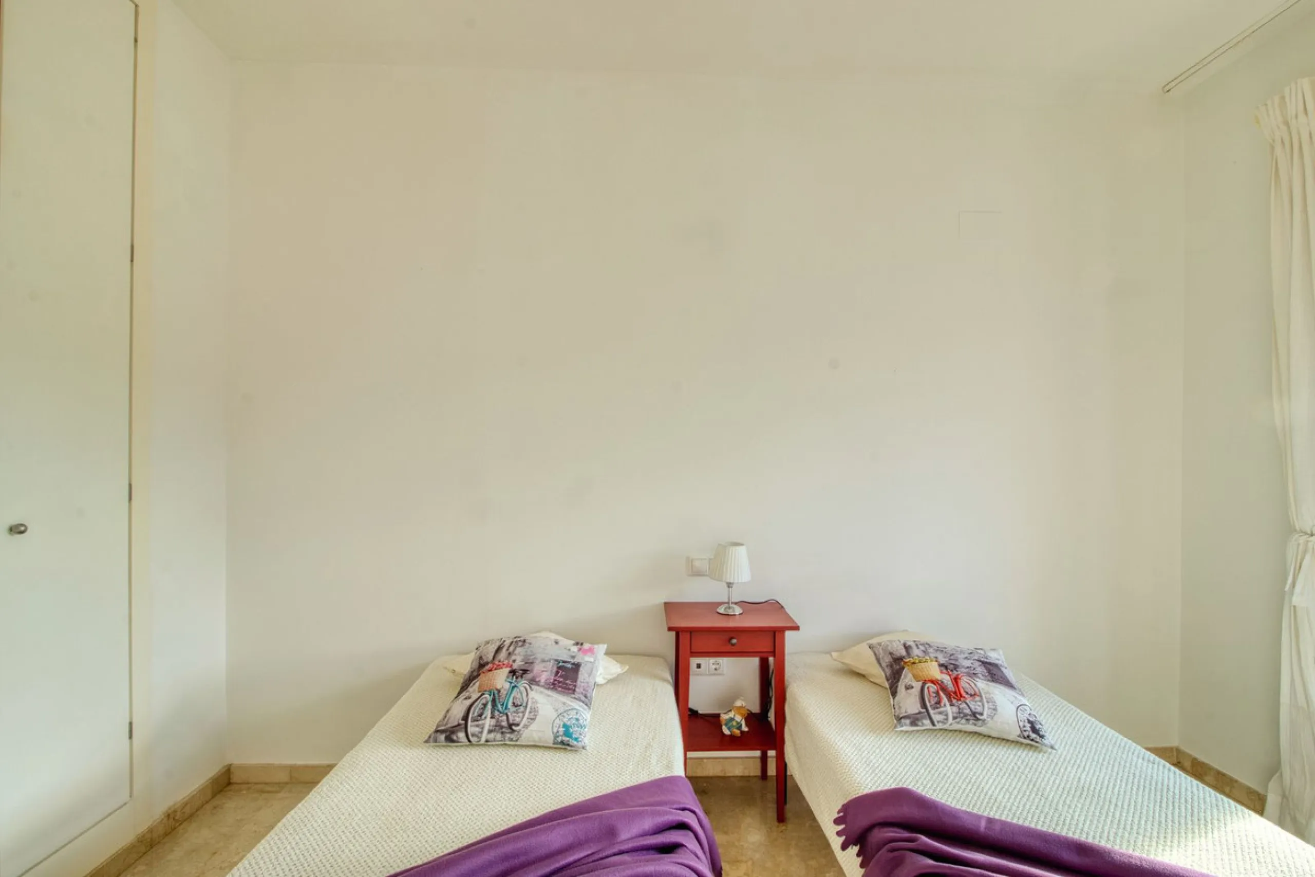 Spacious 3-bedroom top-floor apartment with stunning sea views!