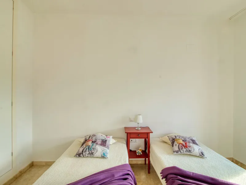 Spacious 3-bedroom top-floor apartment with stunning sea views!