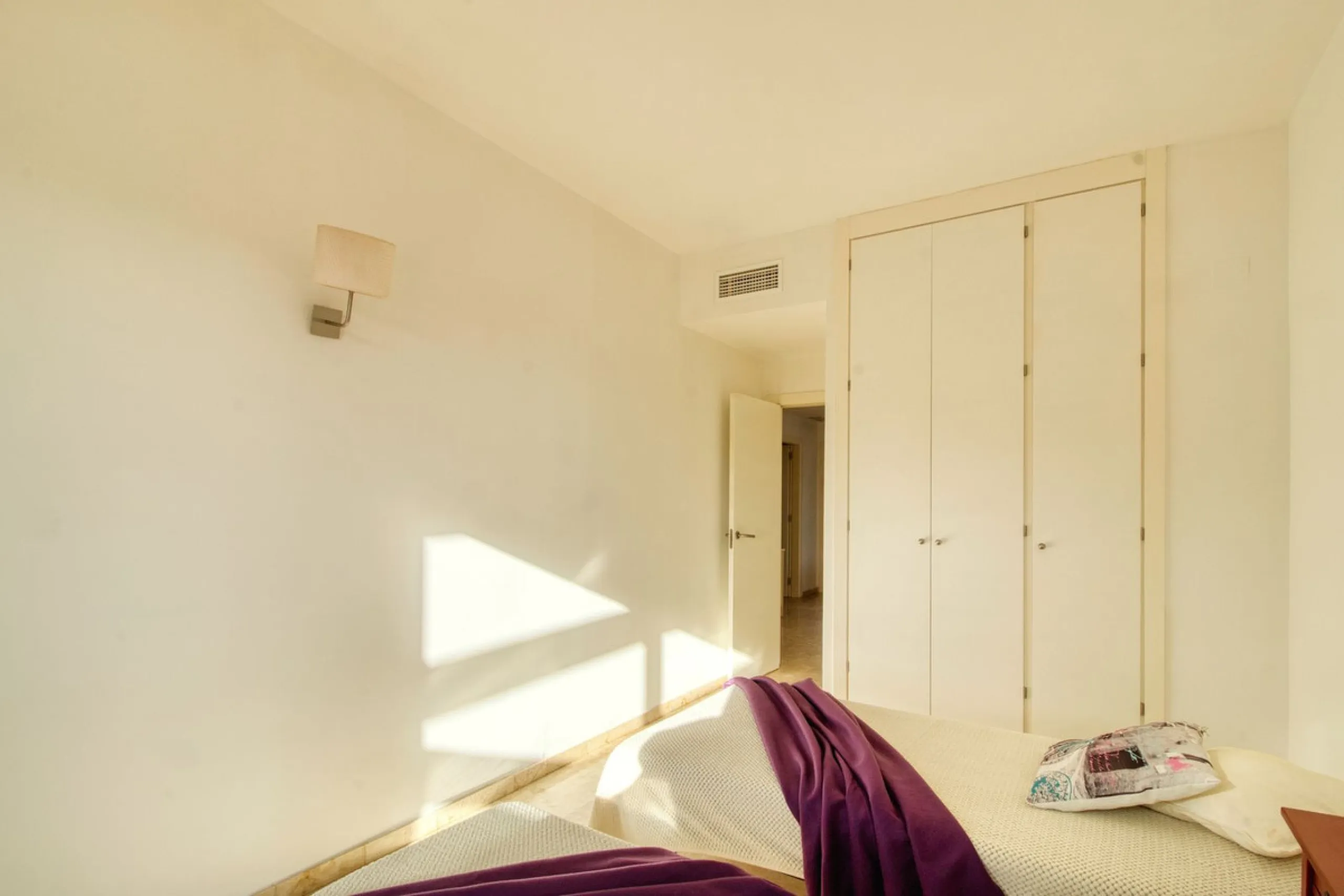 Spacious 3-bedroom top-floor apartment with stunning sea views!