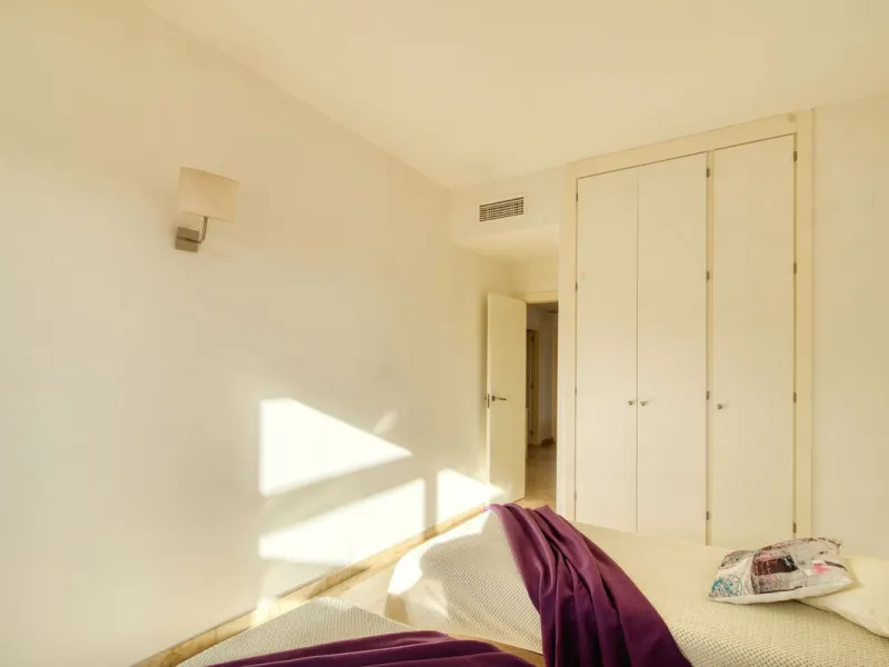 Spacious 3-bedroom top-floor apartment with stunning sea views!