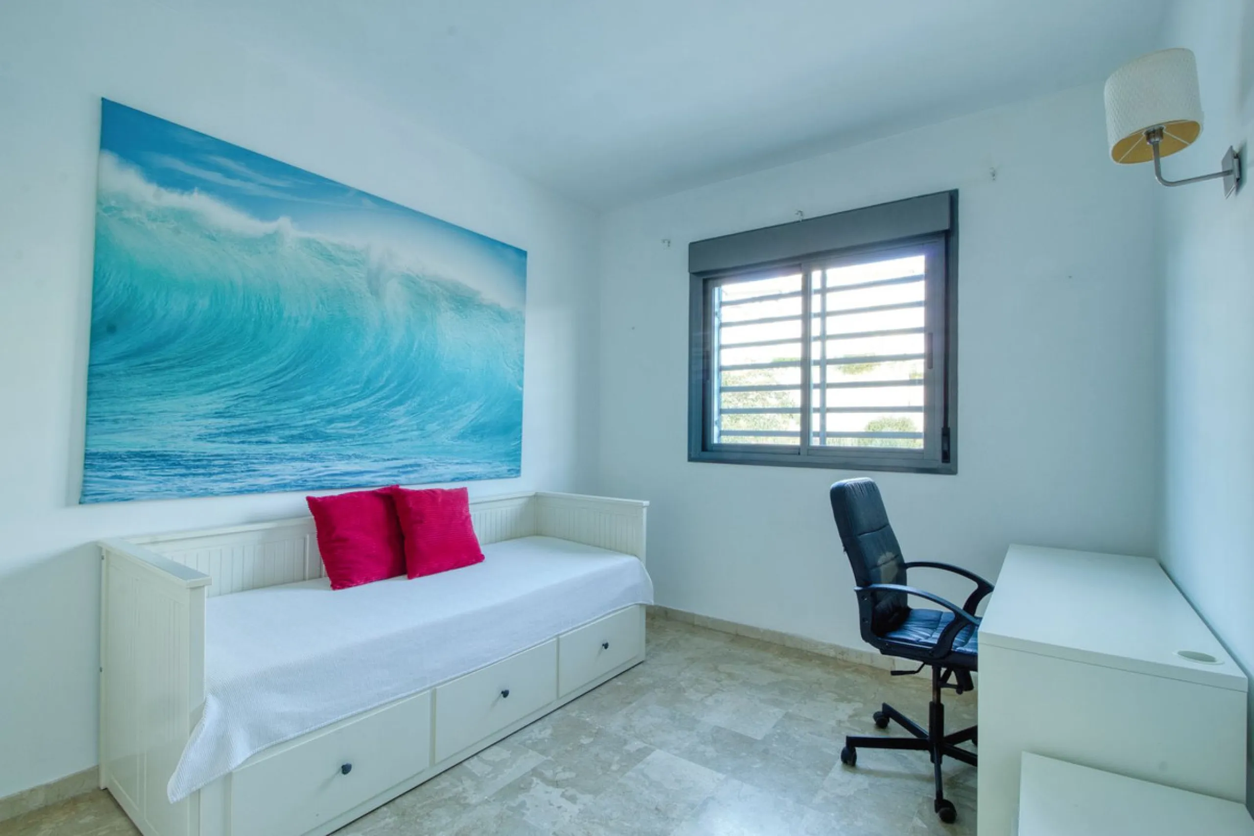 Spacious 3-bedroom top-floor apartment with stunning sea views!